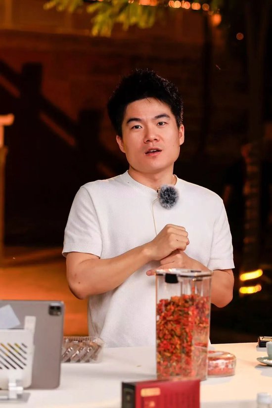 董宇辉：商业的终点是人心 价值比价格更动人