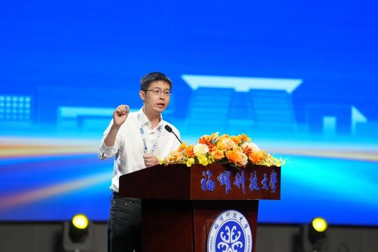 福耀大讲堂|王兴兴寄语新生：保持开放的心态和学习的热情