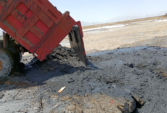 无视中央环保督察 青海一“矿霸”非法填埋万吨危废