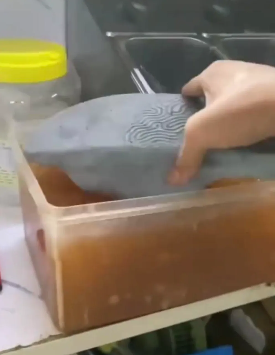 深圳一奶茶店员工脱下拖鞋放进小料盆，店长称其第一天上班“40分钟就做出此事”