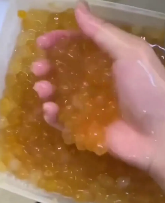 深圳一奶茶店员工脱下拖鞋放进小料盆，店长称其第一天上班“40分钟就做出此事”