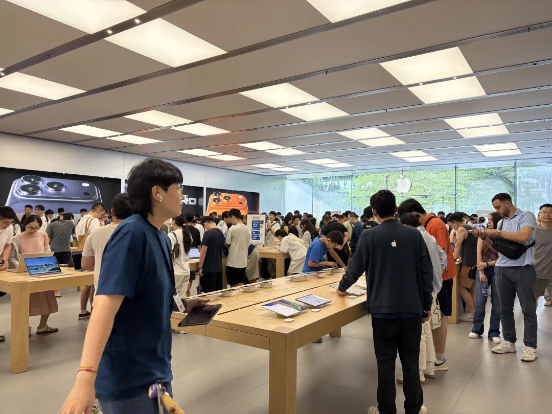 【实探】iPhone 17开售第二日，深圳店内有Pro版现货