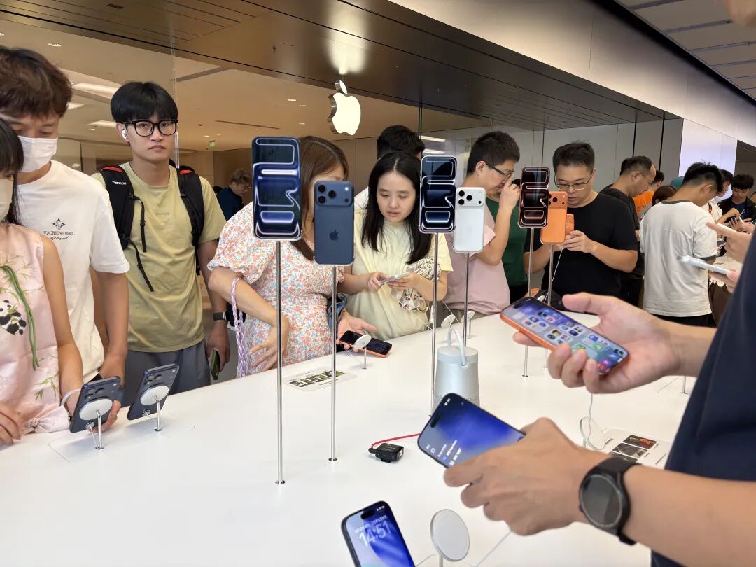 【实探】iPhone 17开售第二日，深圳店内有Pro版现货