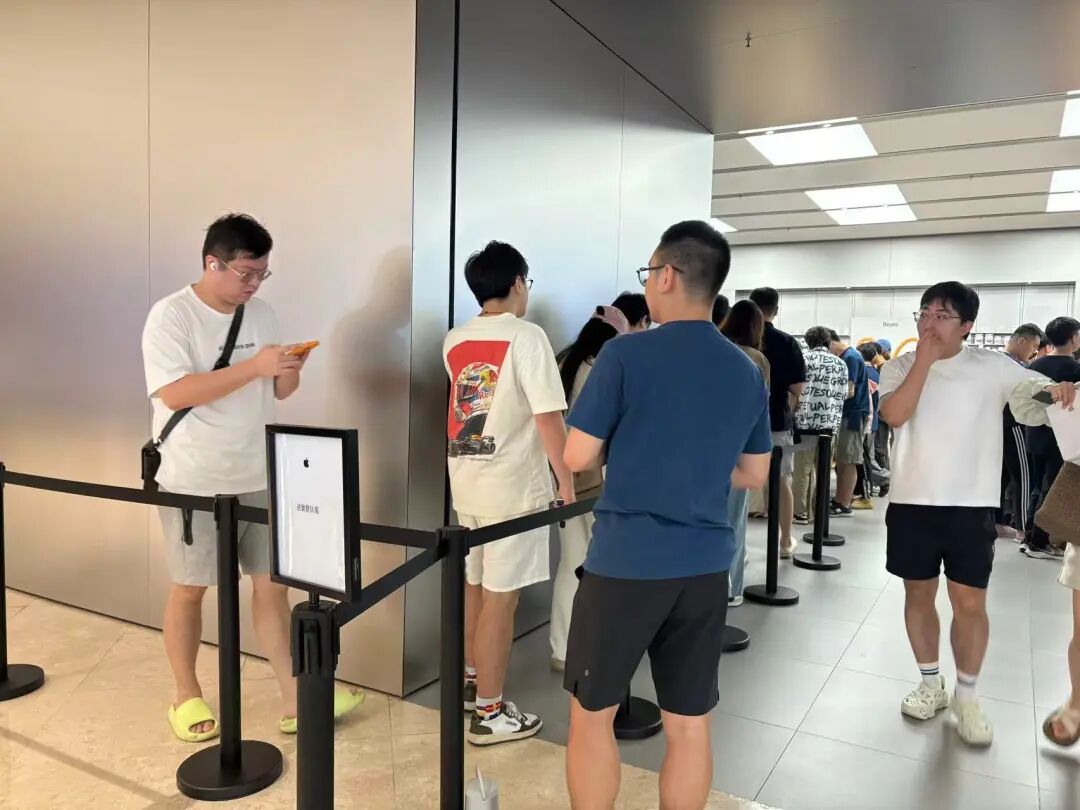 【实探】iPhone 17开售第二日，深圳店内有Pro版现货