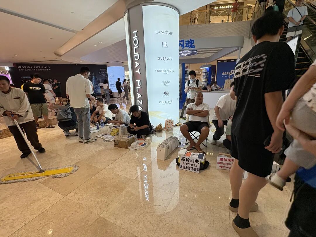 【实探】iPhone 17开售第二日，深圳店内有Pro版现货