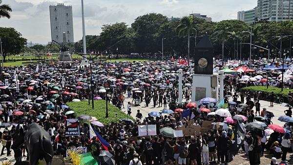 菲律宾万人游行抗议防洪工程腐败，马科斯面临重大政治危机