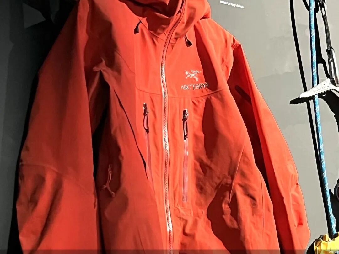 始祖鸟“烟花秀”争议未止！北京一门店：生意未受影响，周末有少量退货