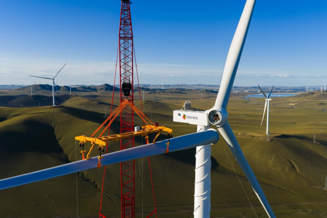 霍林河循环经济示范工程续建（第六期）200兆瓦风电项目首吊成功
