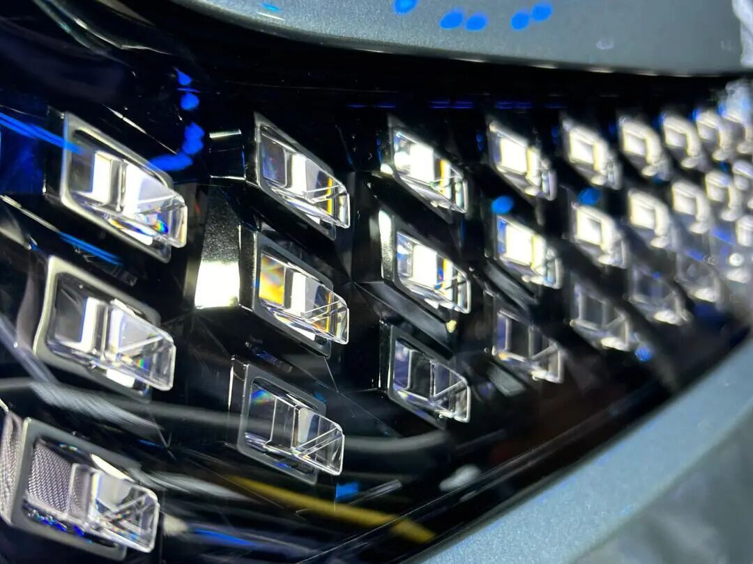 国产LED车灯竞速赛：从技术突围到全球分食