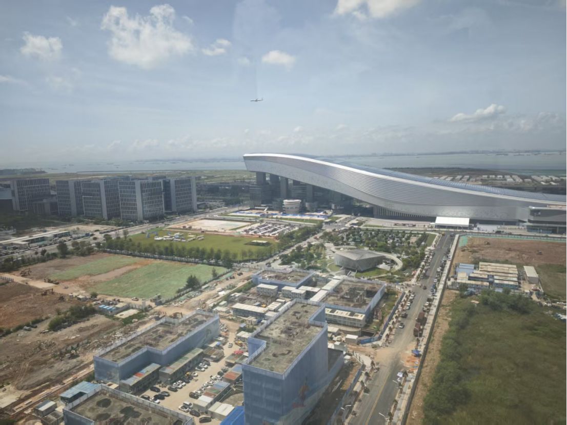 深圳再添文旅“新地标”！记者实探“全球最大室内滑雪中心”：“地产+文旅”模式能否助房企转型破局？