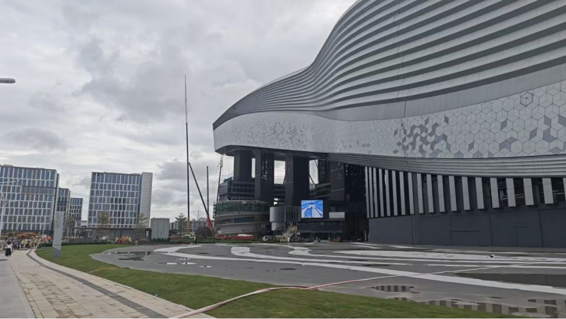 深圳再添文旅“新地标”！记者实探“全球最大室内滑雪中心”：“地产+文旅”模式能否助房企转型破局？