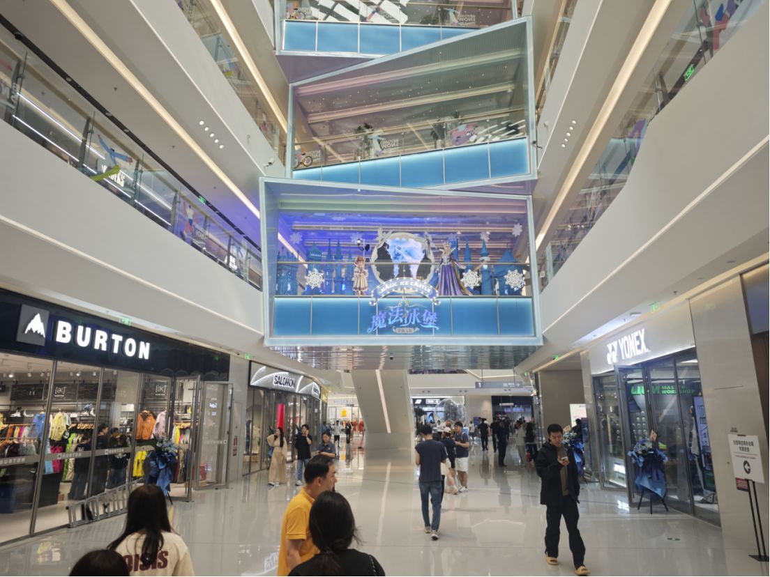 深圳再添文旅“新地标”！记者实探“全球最大室内滑雪中心”：“地产+文旅”模式能否助房企转型破局？