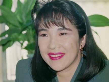 自民党选出首位女总裁 11天后日本或产生首位女首相