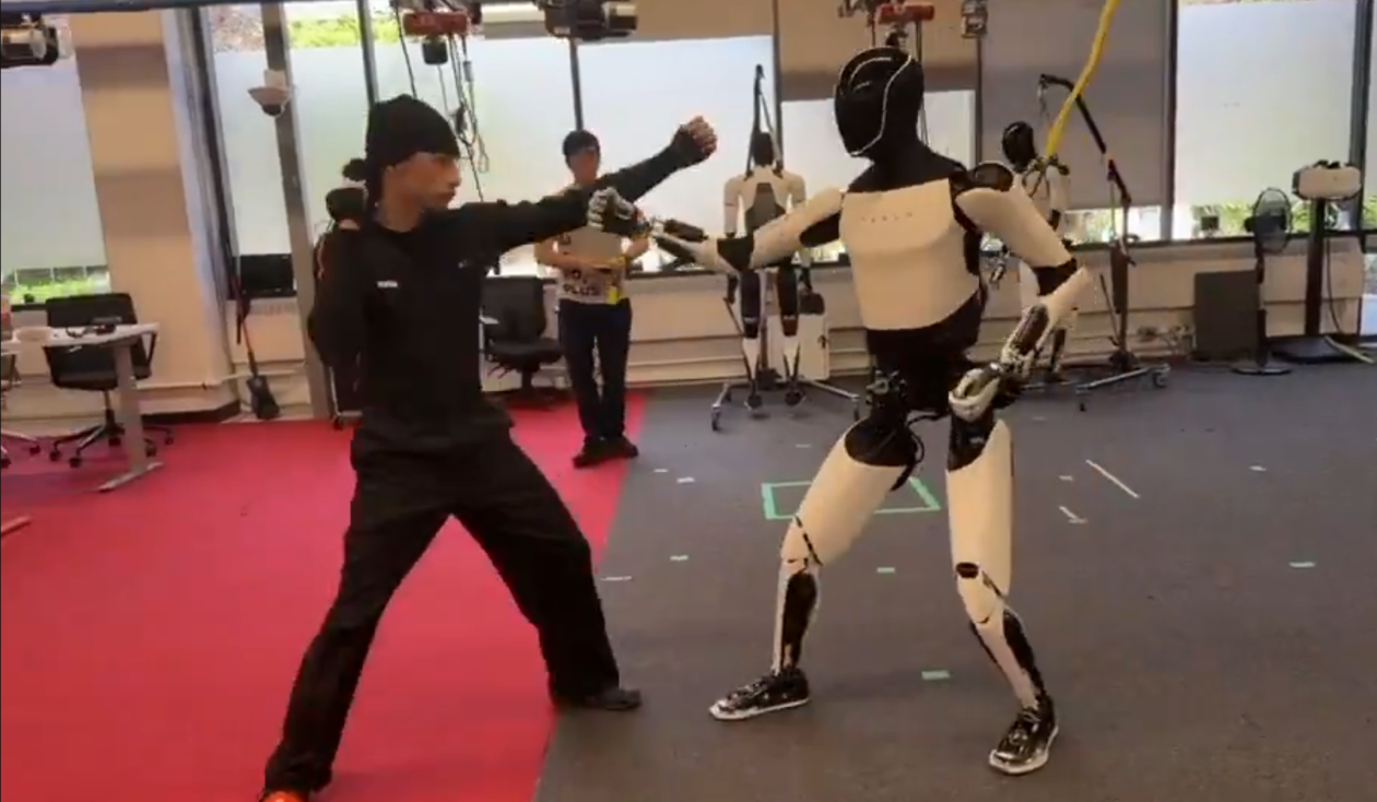 马斯克晒特斯拉人形机器人练功夫:对每个招式精准应对、逐招反击