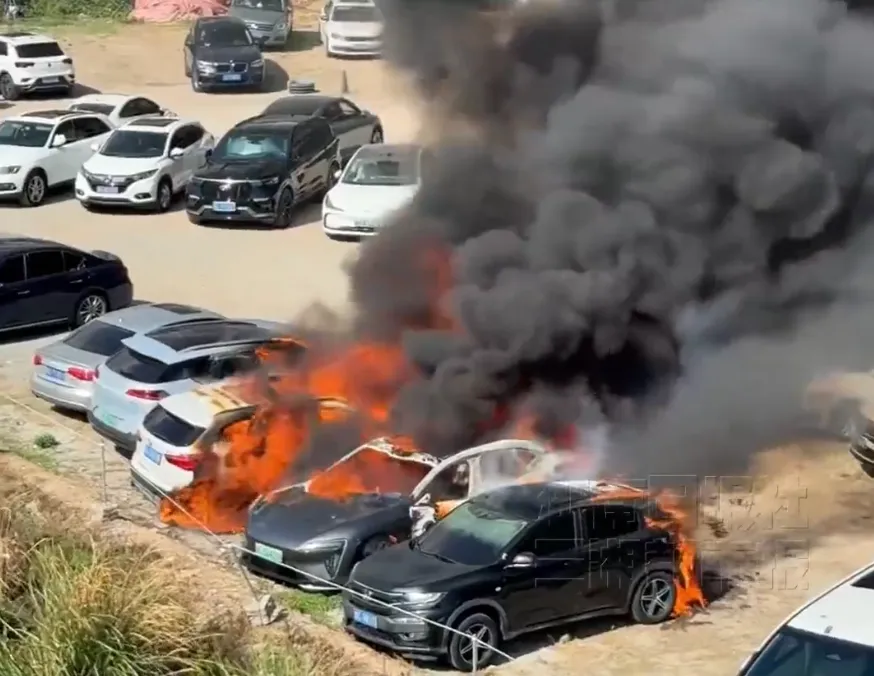 福建宁德一辆阿维塔停车起火，致8车焚毁