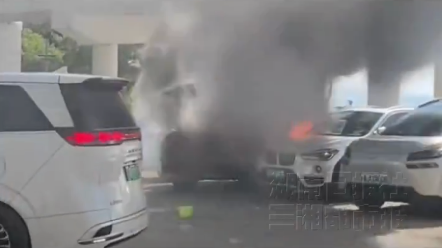 福建宁德一辆阿维塔停车起火，致8车焚毁