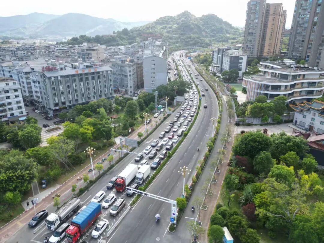 福建宁德一辆阿维塔停车起火，致8车焚毁