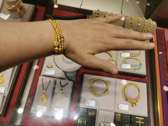 金价飙涨，记者实探黄金市场！金店老板称“黄金是‘慢牛’行情”，有人提醒理性消费