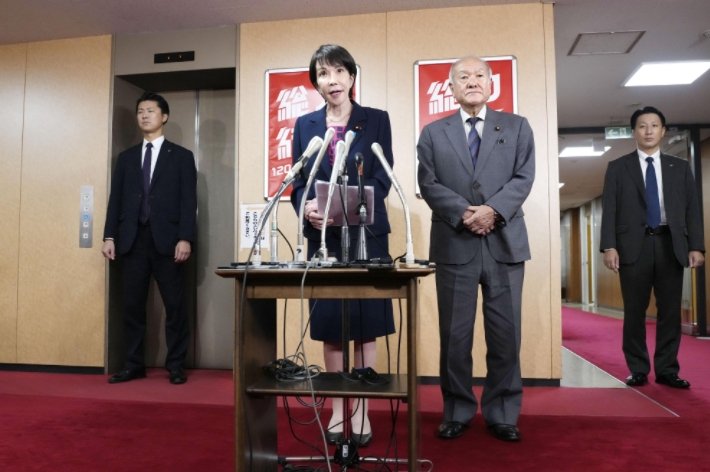 日本“首位女首相”悬了，高市早苗得罪了谁？