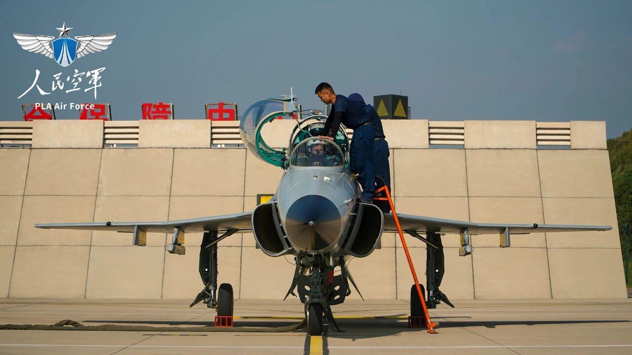 新飞行学员高教机首飞奔向蓝天，这“推背感”绝了！