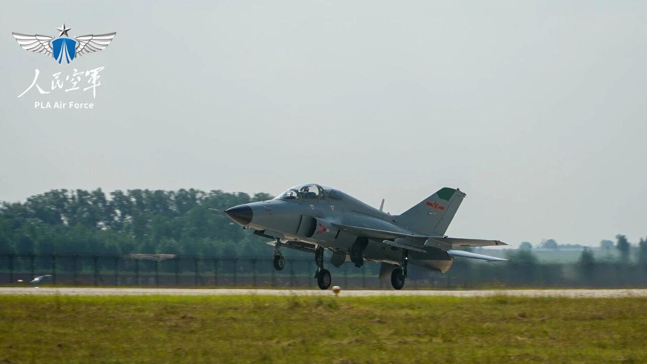 新飞行学员高教机首飞奔向蓝天，这“推背感”绝了！