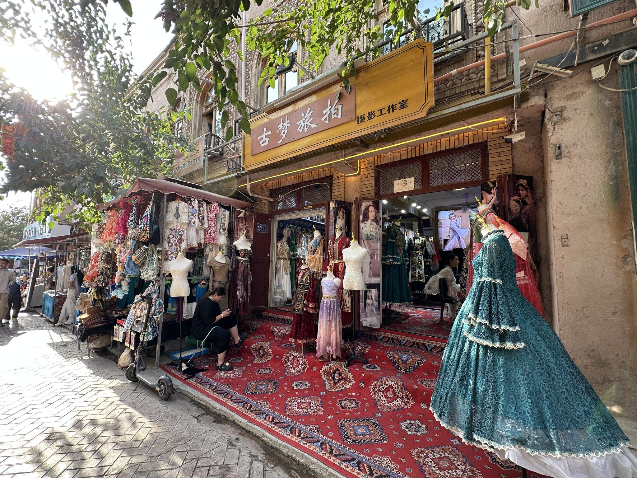 日收入可达万元？揭秘旅拍产业背后的乱象与“雷点”