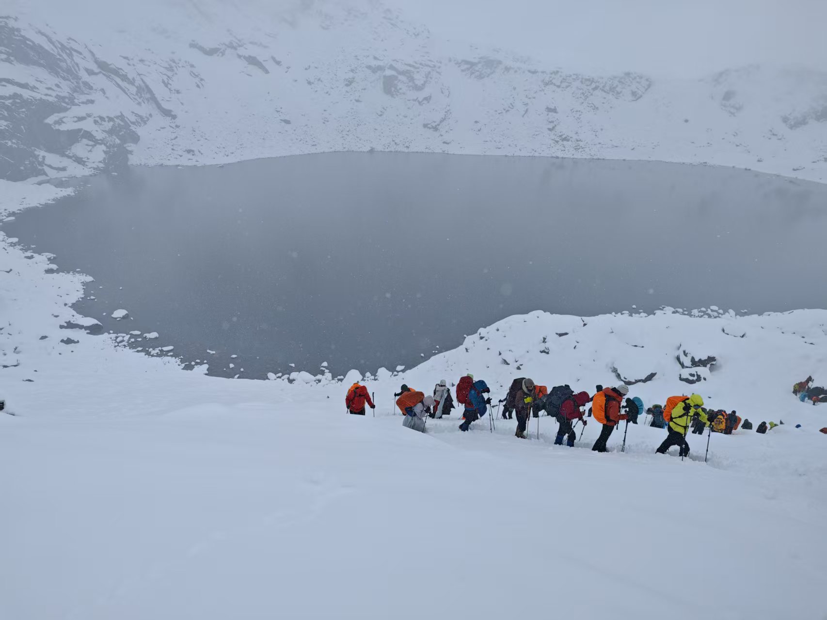 千人被困珠峰暴雪背后：疯狂徒步与失控的“内啡肽”