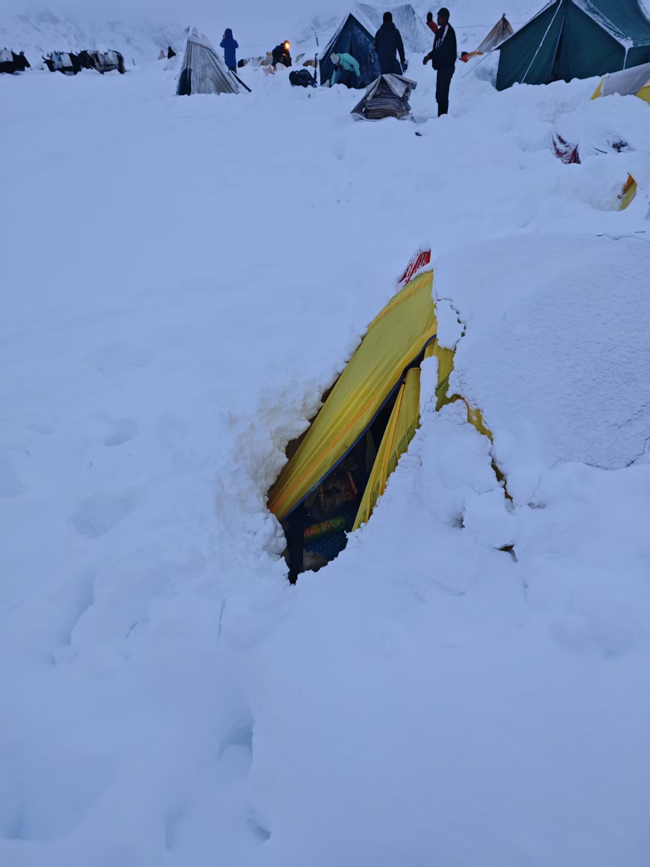 千人被困珠峰暴雪背后：疯狂徒步与失控的“内啡肽”