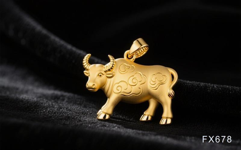 美联储降息预期与贸易担忧情绪推动金价创历史新高，技术面显示短线或迎回调整固