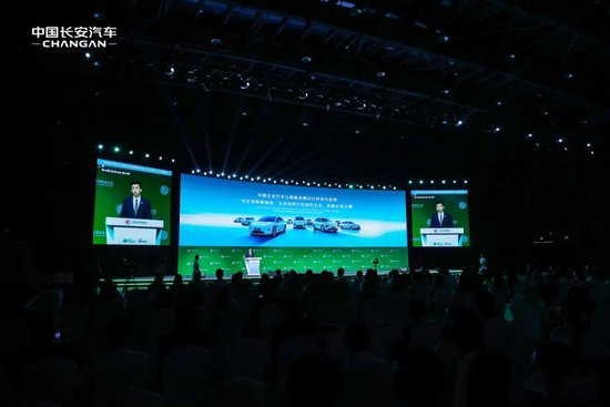 中国长安汽车党委副书记谭本宏出席2025可持续全球领导者大会并发表主题演讲