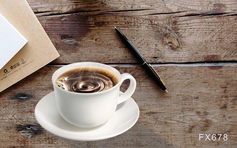 10月17日财经早餐:金价多头加速逼近4400,信贷市场风险担忧加剧,美俄通话拖累油价下挫超3%