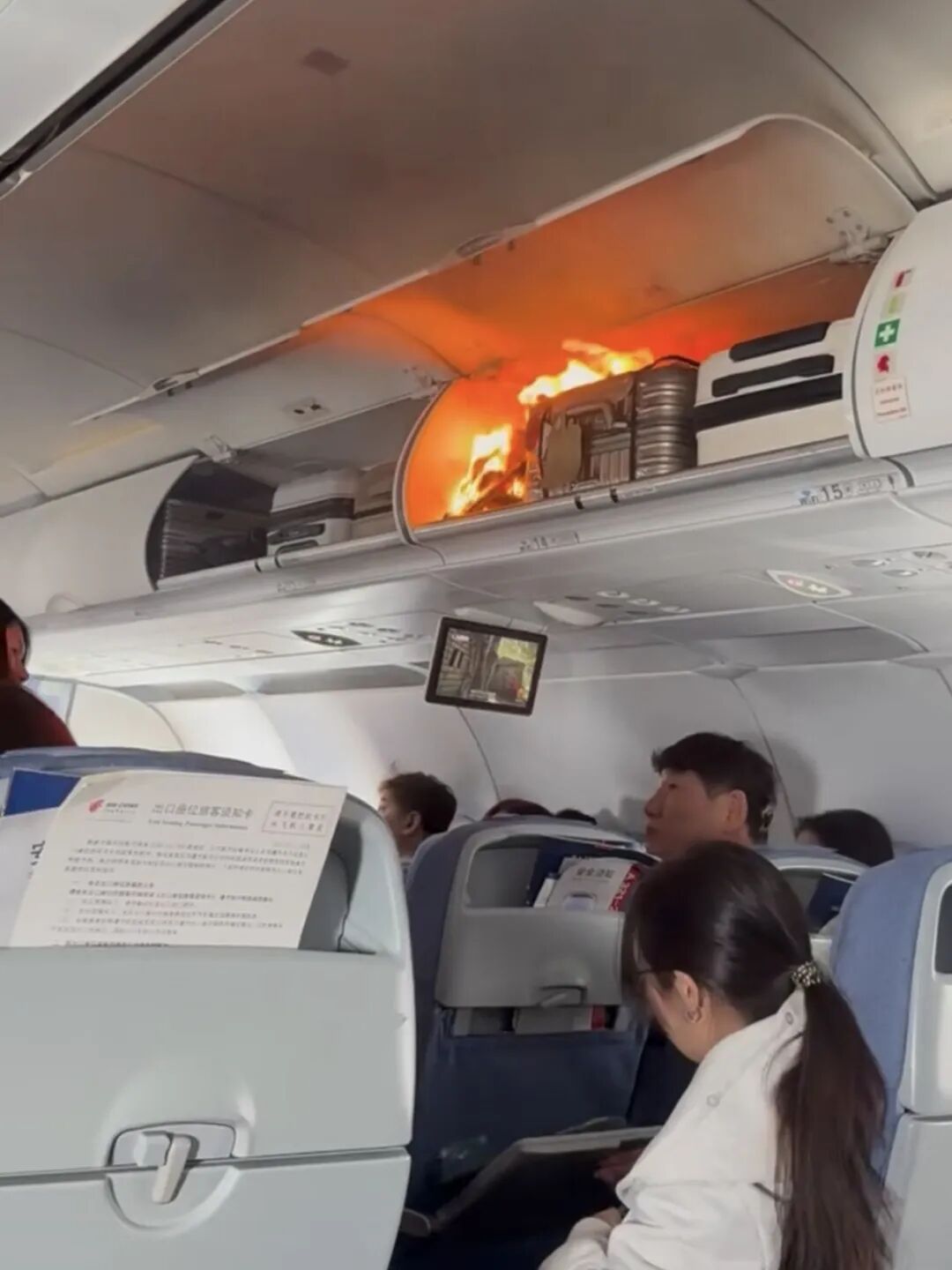 杭州飞韩国一航班因锂电池自燃备降，亲历者：客舱都是烟，行李架被熏黑