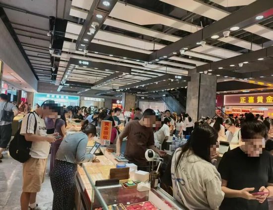 黄金大涨！最新实探深圳水贝：“年轻人怕踏空下不去手，不少人转战白银”