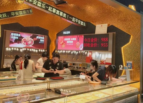 黄金大涨！最新实探深圳水贝：“年轻人怕踏空下不去手，不少人转战白银”