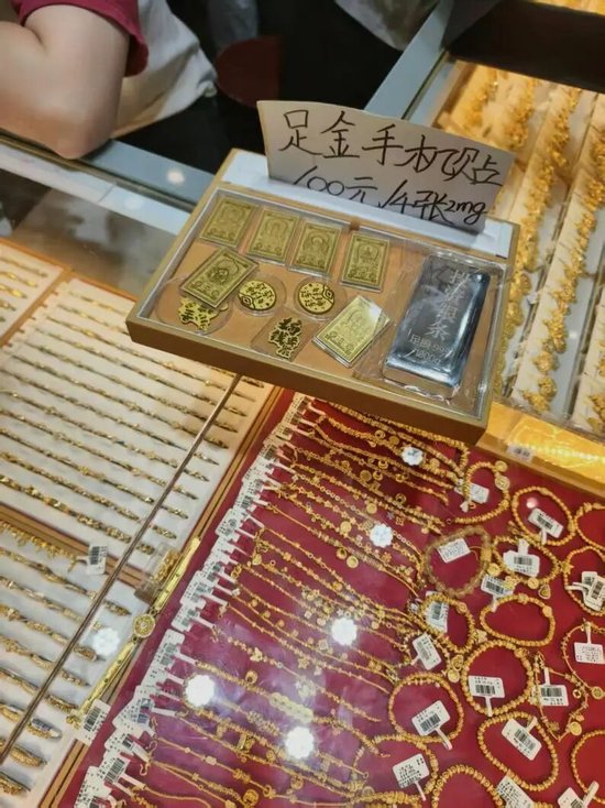 黄金大涨！最新实探深圳水贝：“年轻人怕踏空下不去手，不少人转战白银”