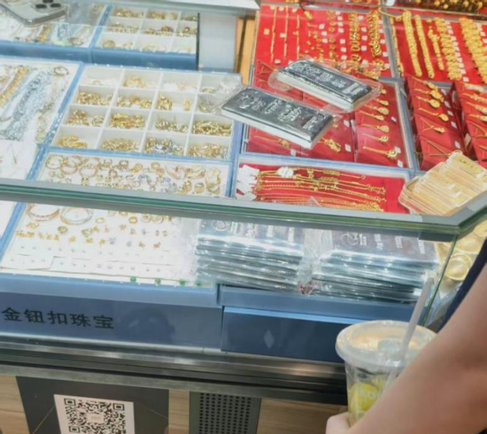 黄金大涨！最新实探深圳水贝：“年轻人怕踏空下不去手，不少人转战白银”
