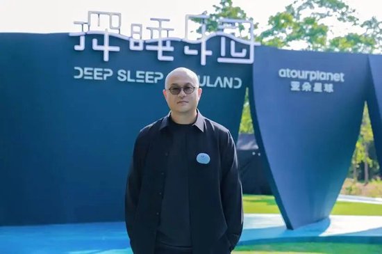 一年卖出 300 多万个枕头，亚朵跨行做对了什么丨晚点周末