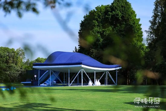 一年卖出 300 多万个枕头，亚朵跨行做对了什么丨晚点周末