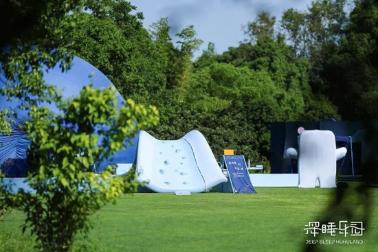 一年卖出 300 多万个枕头，亚朵跨行做对了什么丨晚点周末