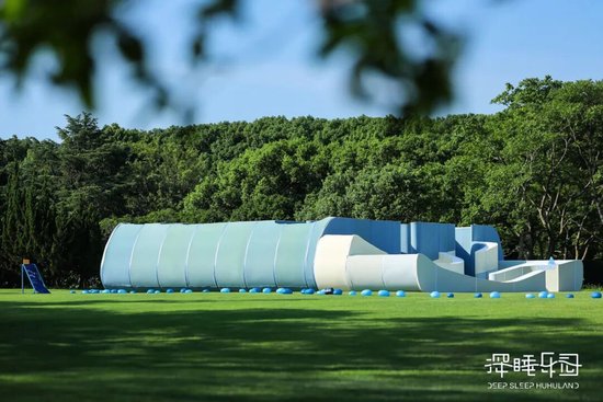 一年卖出 300 多万个枕头，亚朵跨行做对了什么丨晚点周末