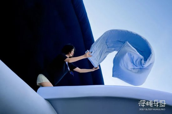 一年卖出 300 多万个枕头，亚朵跨行做对了什么丨晚点周末