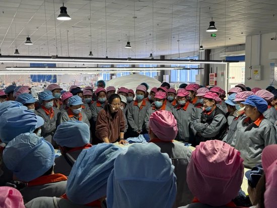 一年卖出 300 多万个枕头，亚朵跨行做对了什么丨晚点周末