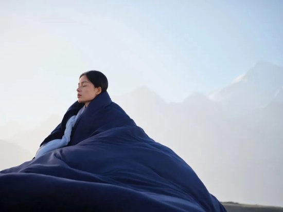 一年卖出 300 多万个枕头，亚朵跨行做对了什么丨晚点周末