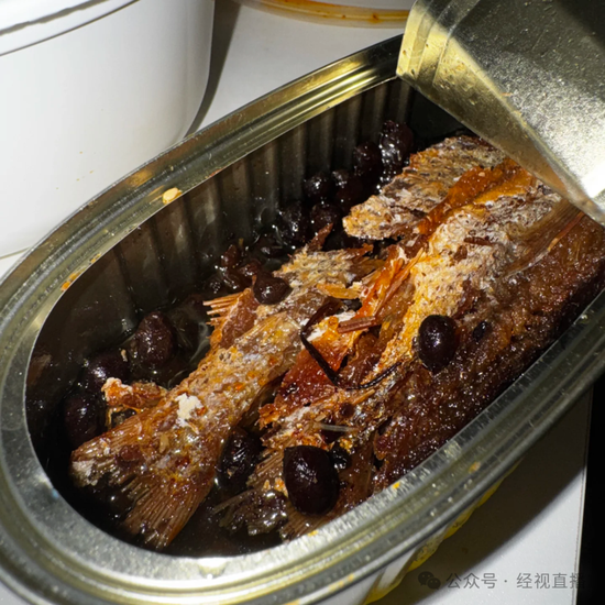 山姆又出事？网友称山姆鲮鱼罐头吃出疑似蟑螂腿异物，客服回应