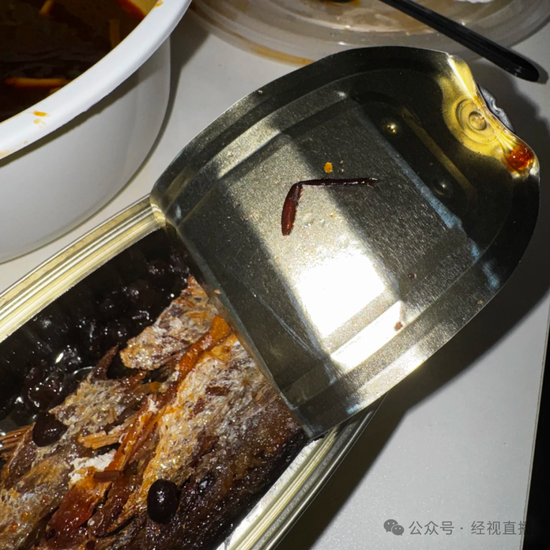 山姆又出事？网友称山姆鲮鱼罐头吃出疑似蟑螂腿异物，客服回应