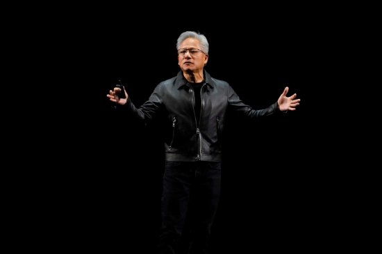 英伟达CEO黄仁勋频频发表爱国论调 反驳人工智能市场泡沫论