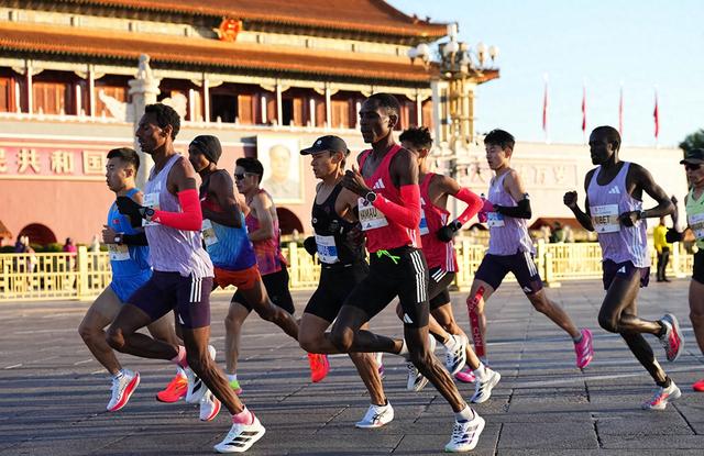 2025年北京马拉松天安门广场鸣枪起跑,3.2万余名选手同场竞技