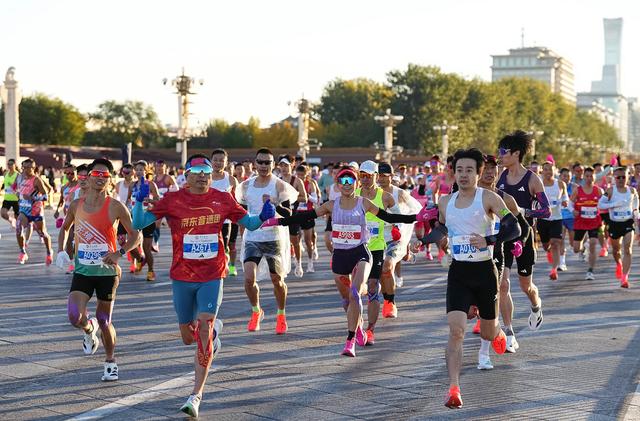 2025年北京马拉松天安门广场鸣枪起跑,3.2万余名选手同场竞技