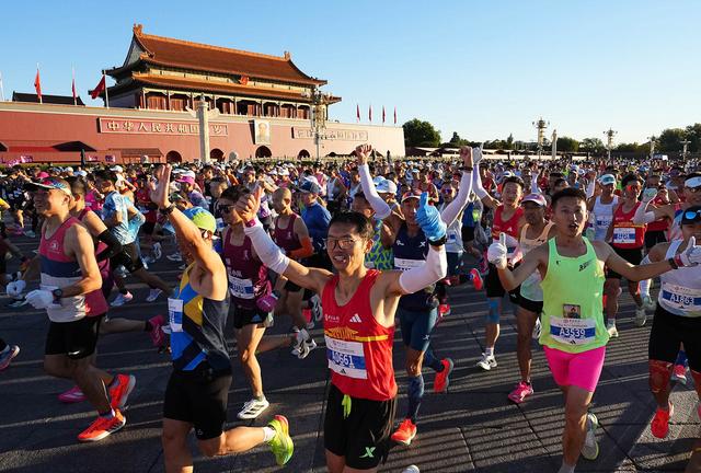 2025年北京马拉松天安门广场鸣枪起跑,3.2万余名选手同场竞技