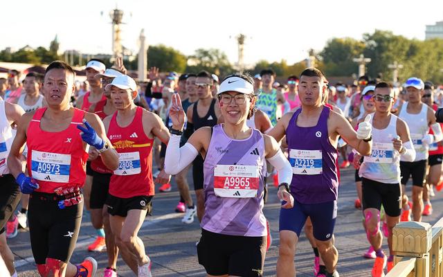 2025年北京马拉松天安门广场鸣枪起跑,3.2万余名选手同场竞技